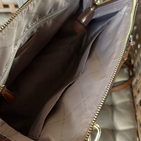 Michael Kors Handbag never used but no tags. - Picture 3 of 17